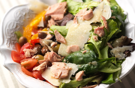 Rich salad with tuna, mixed wild lettuce, Parmesan and oranges