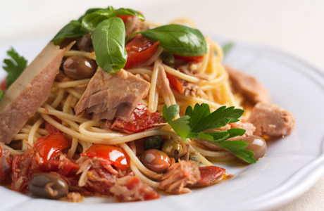 Spaghetti with Mediterranean tuna sauce